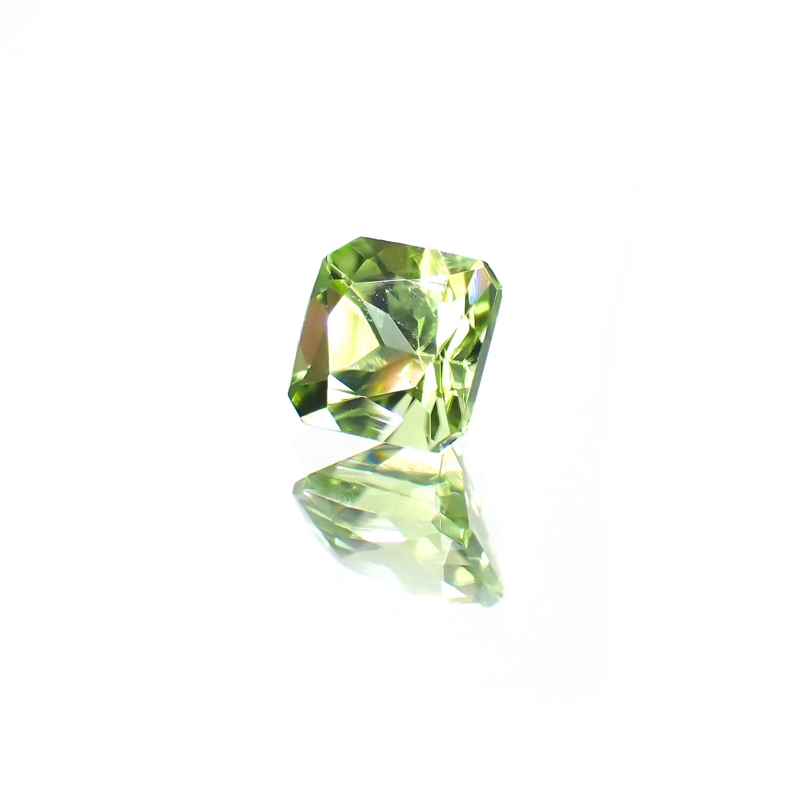 ◇アッシャーカット◇ペリドット(宝石名ペリドット) パキスタン産 0.83ct 識別済[211013488]5.1×5.1mm前後