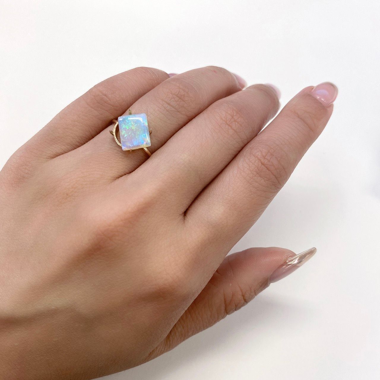 オパール(宝石名オパール) オーストラリア産 1.552ct ソ付(彩珠)[210711332]9.9×8mm前後