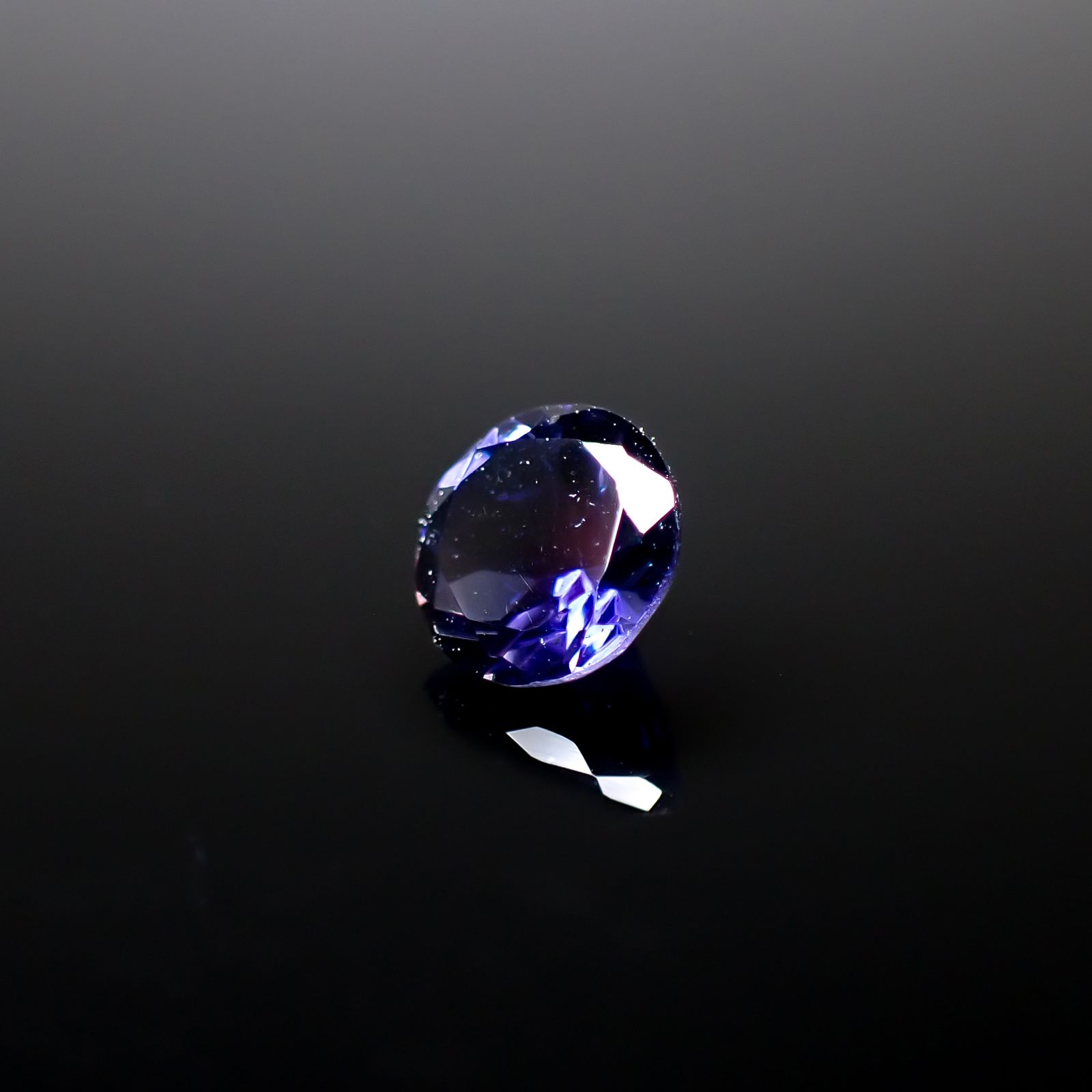 アイオライトサンストーン インド/ブラジル産 0.66ct [250229822]5.9x5.9mm前後