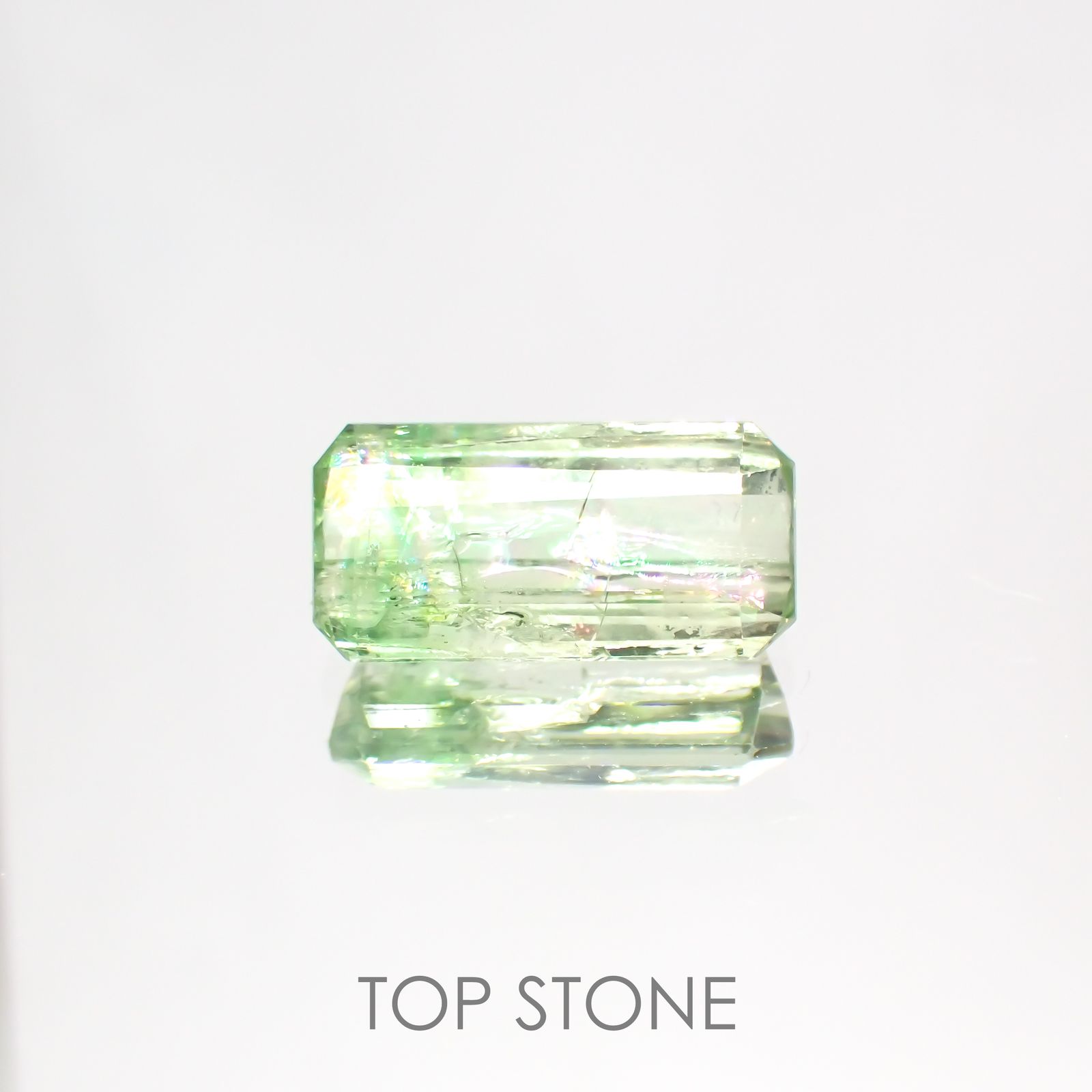 パーティカラーグロッシュラーガーネット(宝石名パーティカラード グロッシュラー・ガーネット) タンザニア産 2.254ct ソ付(彩珠)[21049771]10.6×5.3mm前後