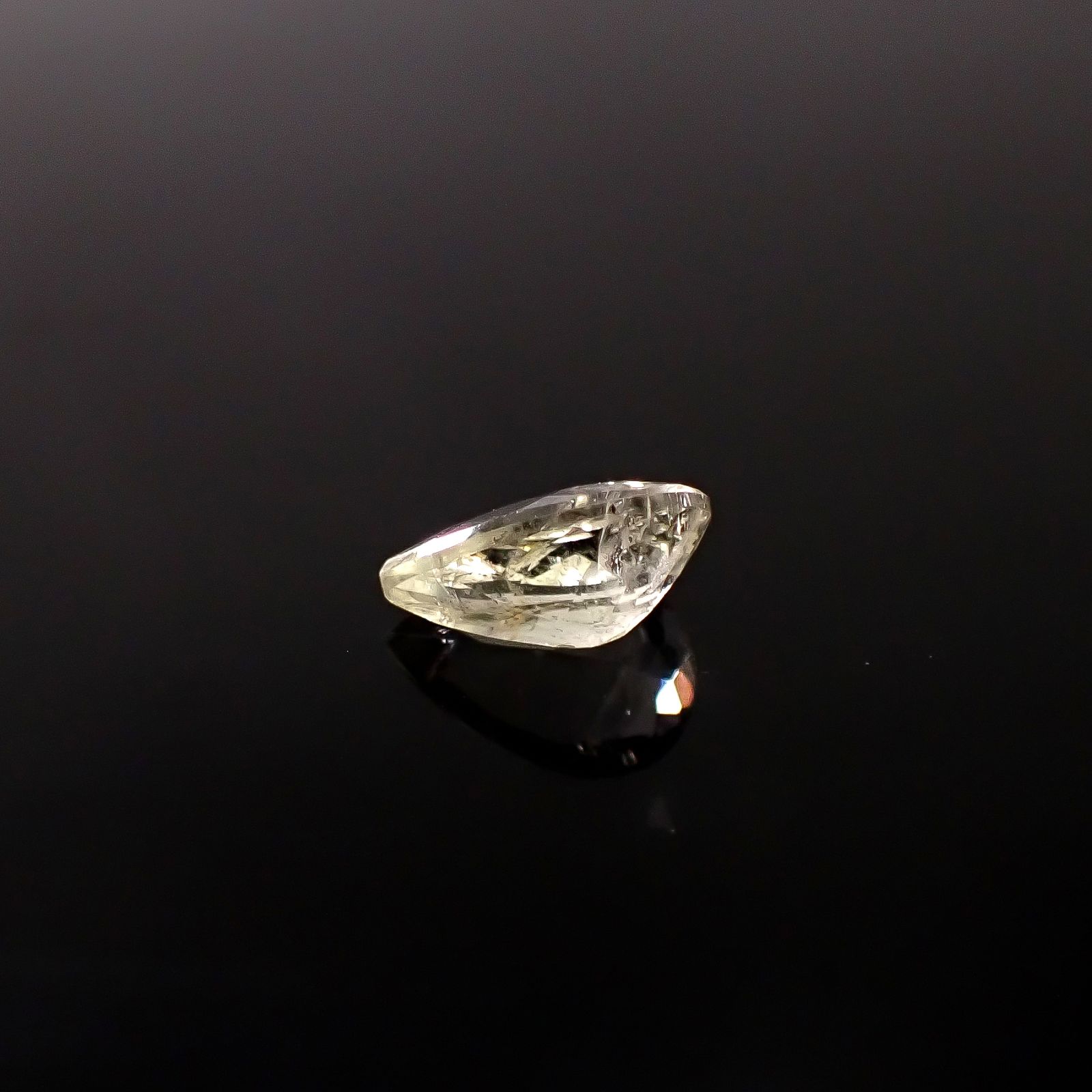 ブラジリアナイト(宝石名ブラジリアナイト)ブラジル産 識別済 0.93ct / 8.2x5.4mm前後 [260131492]