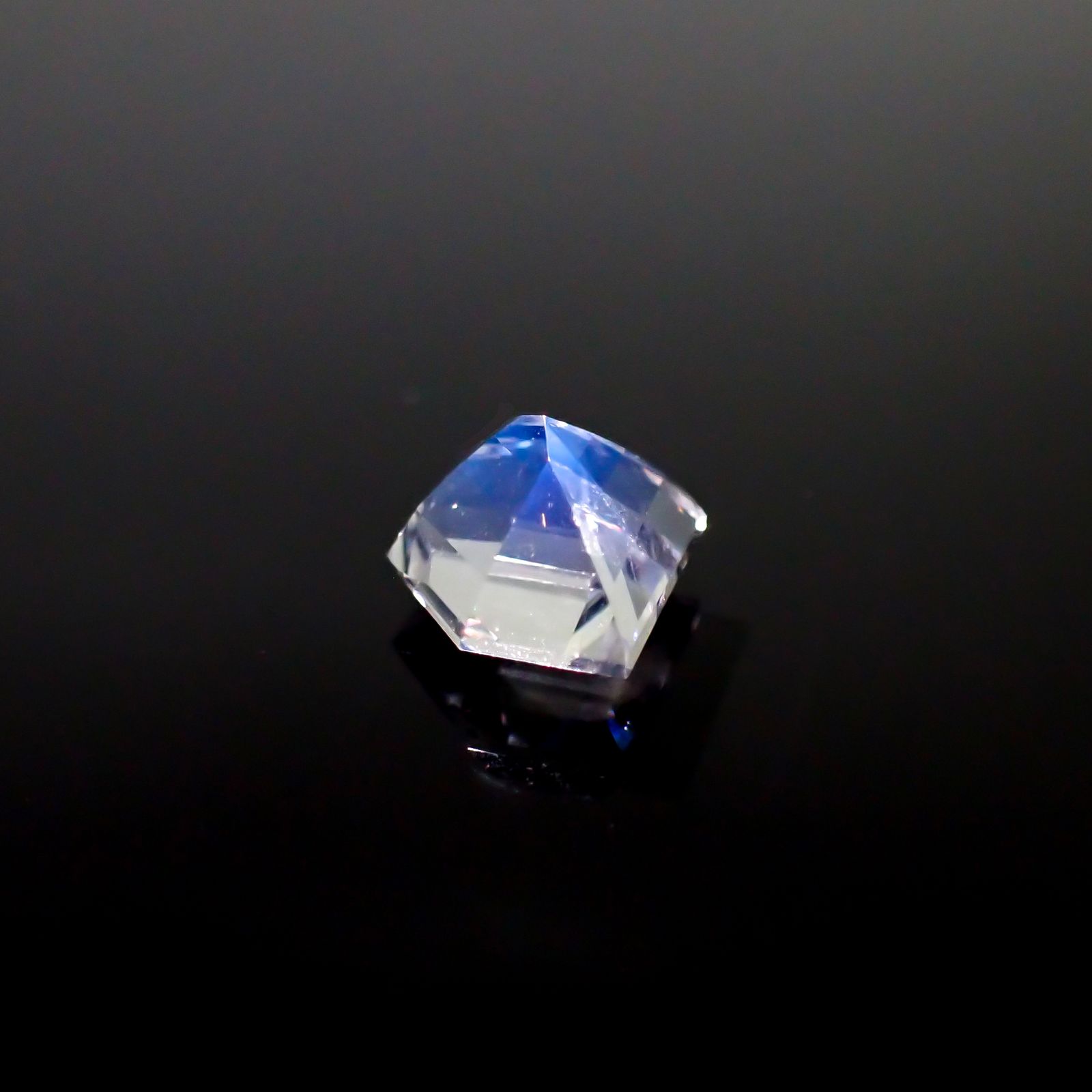 ◇カスタムカット◇レインボームーンストーン マダガスカル産 1.97ct [250229841]8.3x10.6mm前後