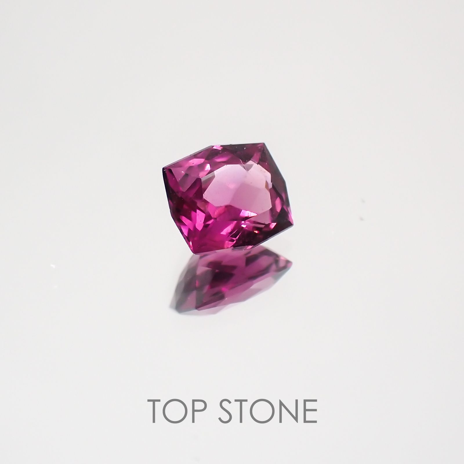 ◇カスタムカット◇グレープガーネット(宝石名ガーネット) ブラジル産 0.71ct 識別済[21069691]5.5×4.7mm前後