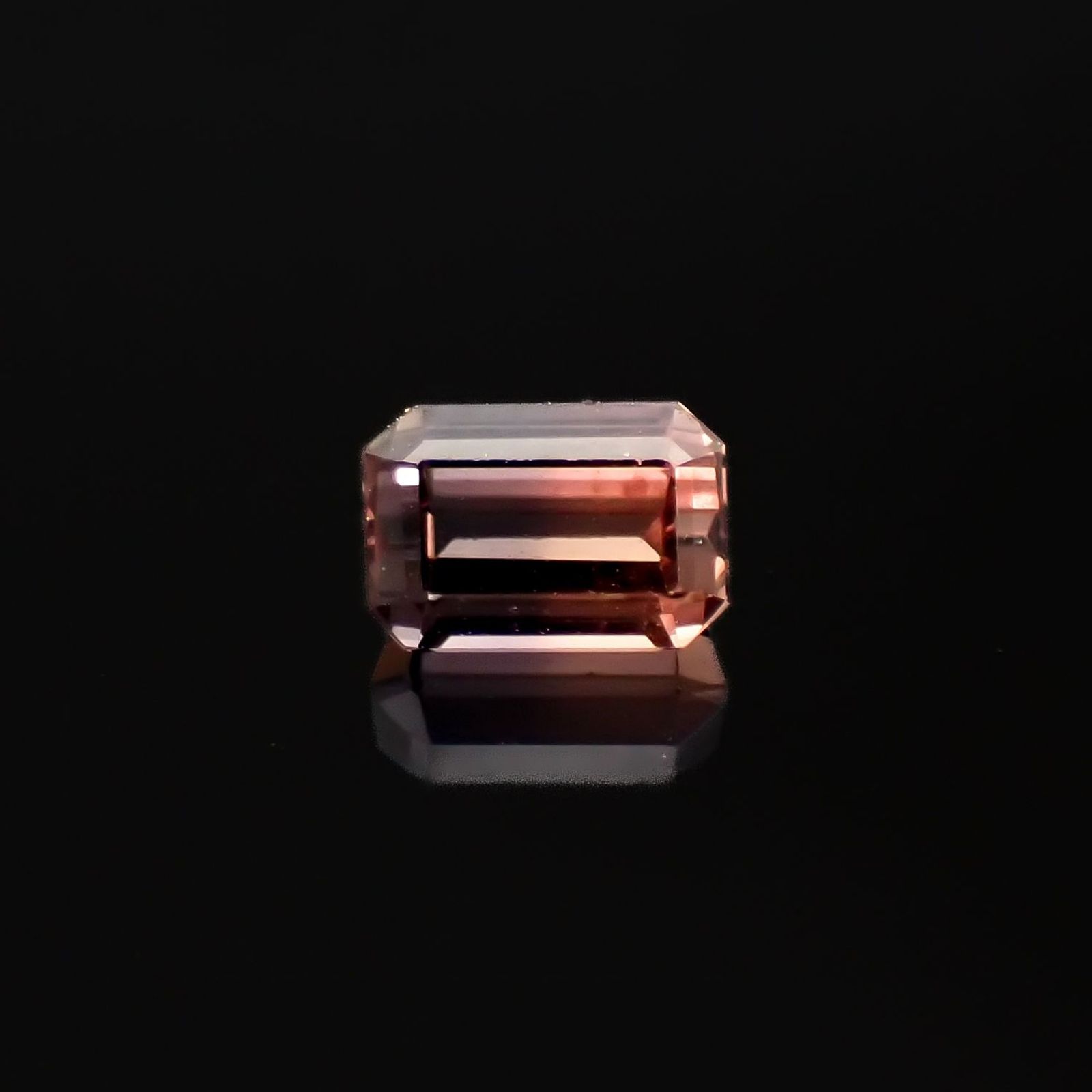 バイカラーサファイア(宝石名バイカラー・サファイア)タンザニア・ソンゲア鉱山産 識別済 0.31ct / 4.1x2.8mm前後 [220717153]