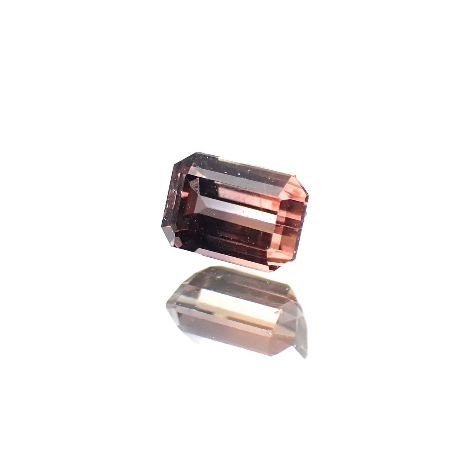 バイカラーサファイア(宝石名バイカラー・サファイア)タンザニア・ソンゲア鉱山産 識別済 0.31ct / 4.1x2.8mm前後 [220717153]