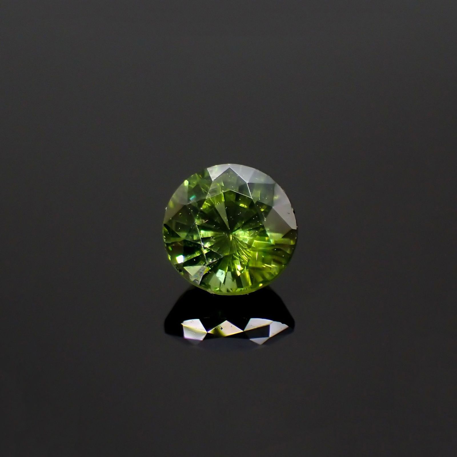 グリーンジルコン(宝石名ジルコン)スリランカ/カンボジア産 識別済 1.13ct / 5.9x5.8mm前後 [220114899]