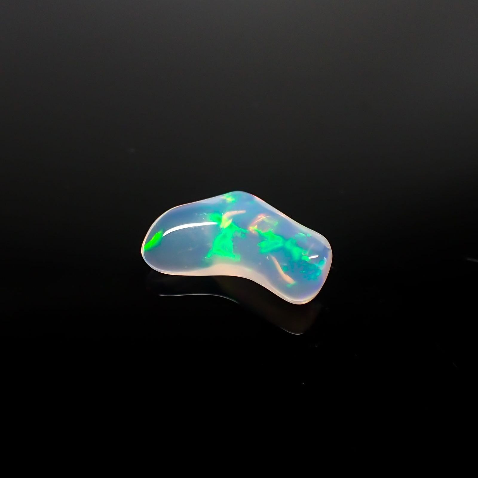 ◇バロック型◇エチオピアオパール(宝石名オパール) エチオピア産 識別済 1.53ct / 12.7x7.5mm前後 [260111398]