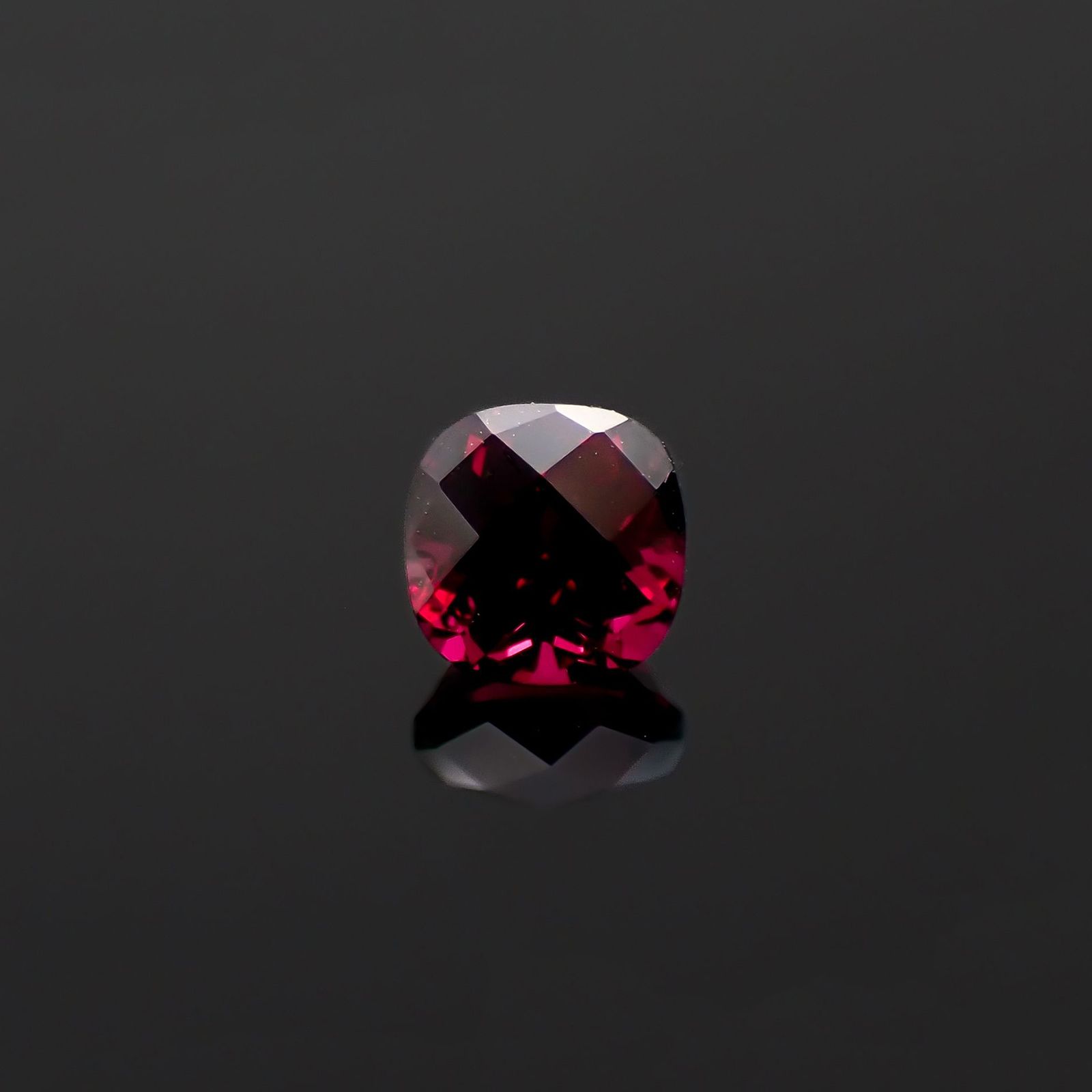 ◇チェッカーカット◇アントヒルガーネット(クロムパイロープガーネット) アメリカ・アリゾナ州産 0.40ct[230722879]4x4mm前後