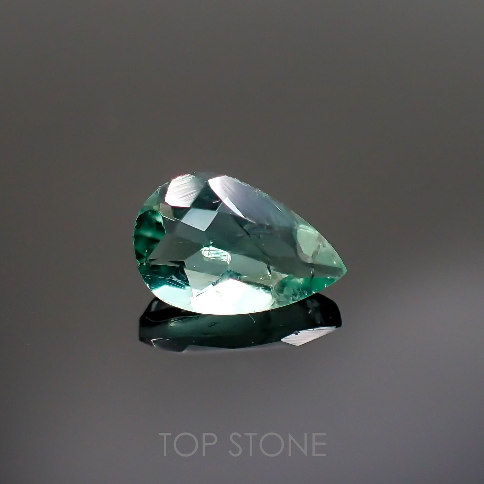 フローライト フルオレッセンス(宝石名フルオライト)イギリス・ロジャリー鉱山産 0.96ct 識別済[211113782]8x5.2mm前後