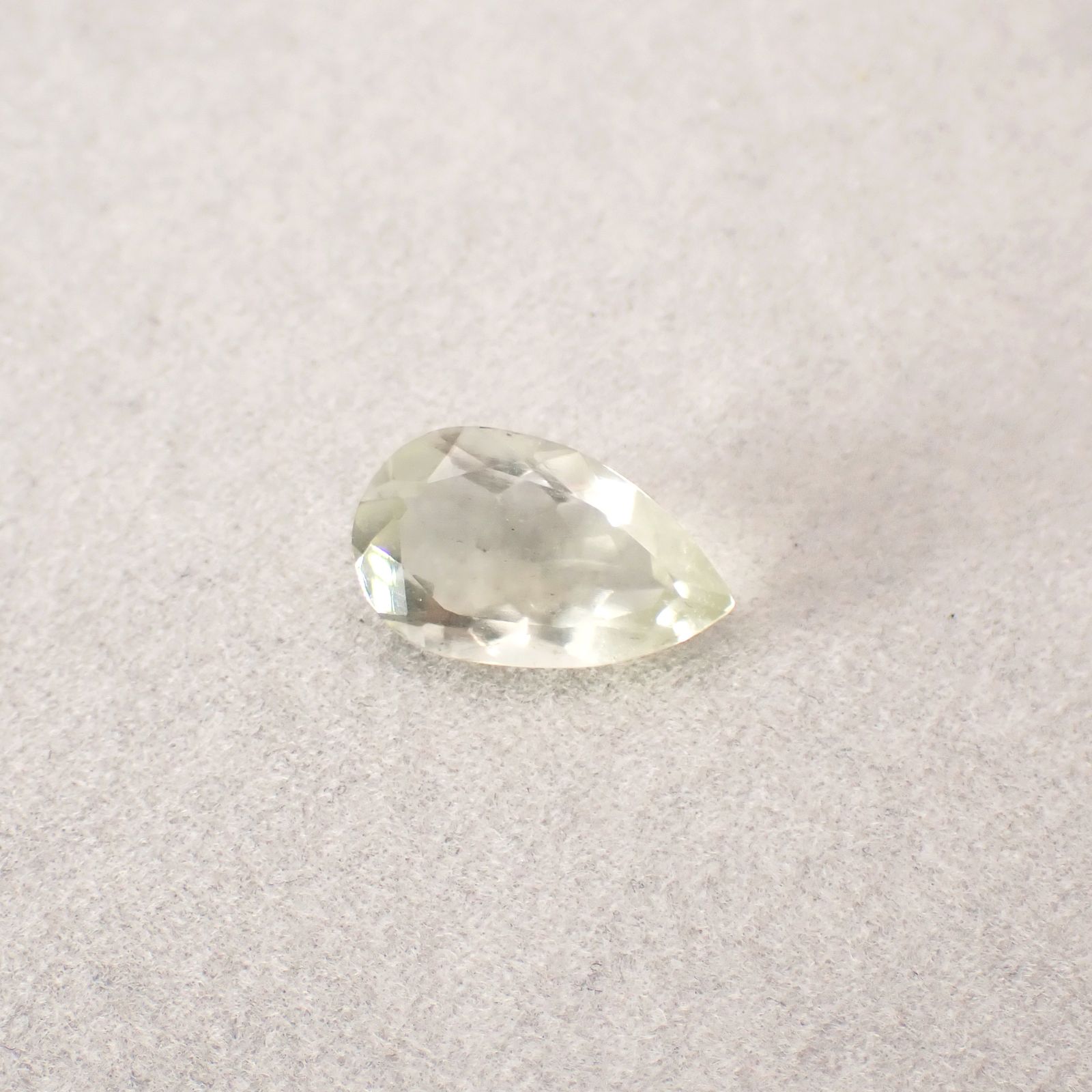 リビアングラス 発見地：エジプト・リビア砂漠 4.76ct / 17.1x10.2mm前後 [251131305]