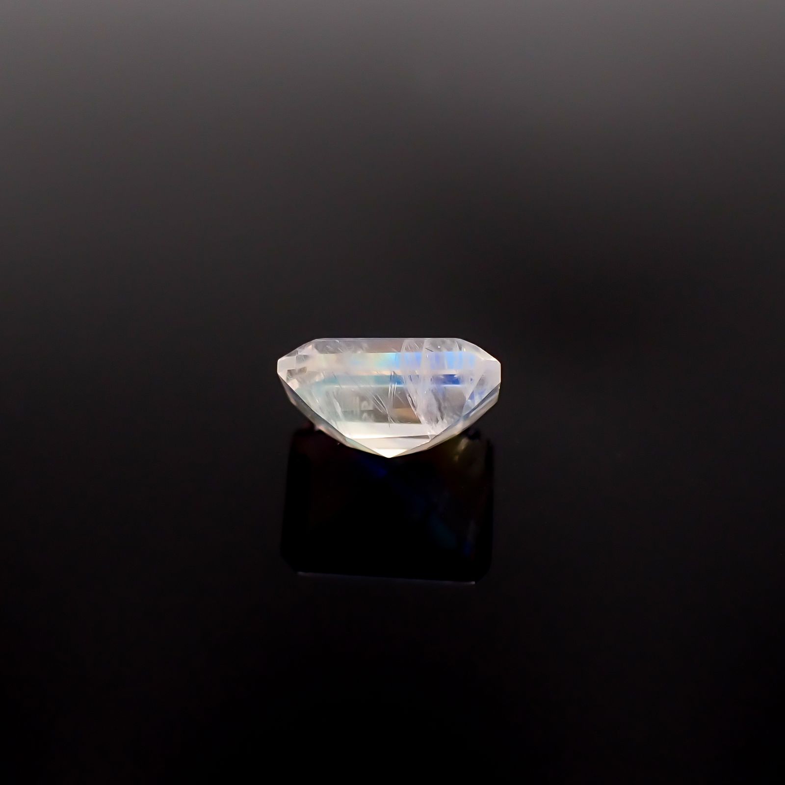 レインボームーンストーン インド・ビハール産 2.78ct / 9.5x7.6mm前後 [260431970]