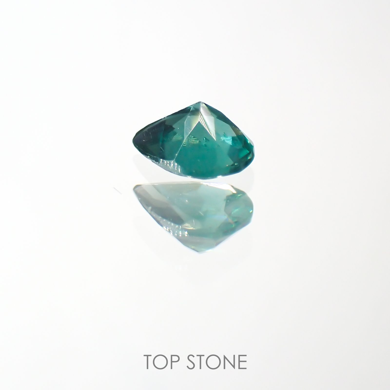 グリーンアパタイト(ノーブルモロキサイト)(宝石名アパタイト) マダガスカル産 0.25ct 識別済[211013539]4.8×3.7mm前後