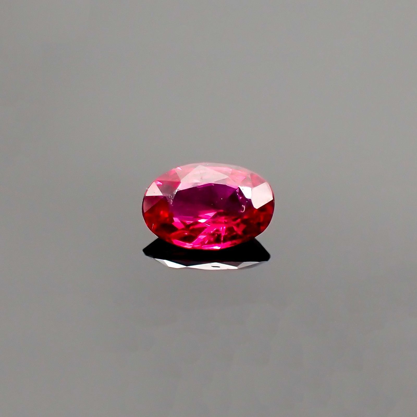 ルビー 非加熱(宝石名ルビー) マダガスカル産 識別済 0.33ct / 5.3x3.6mm前後 [210711716]