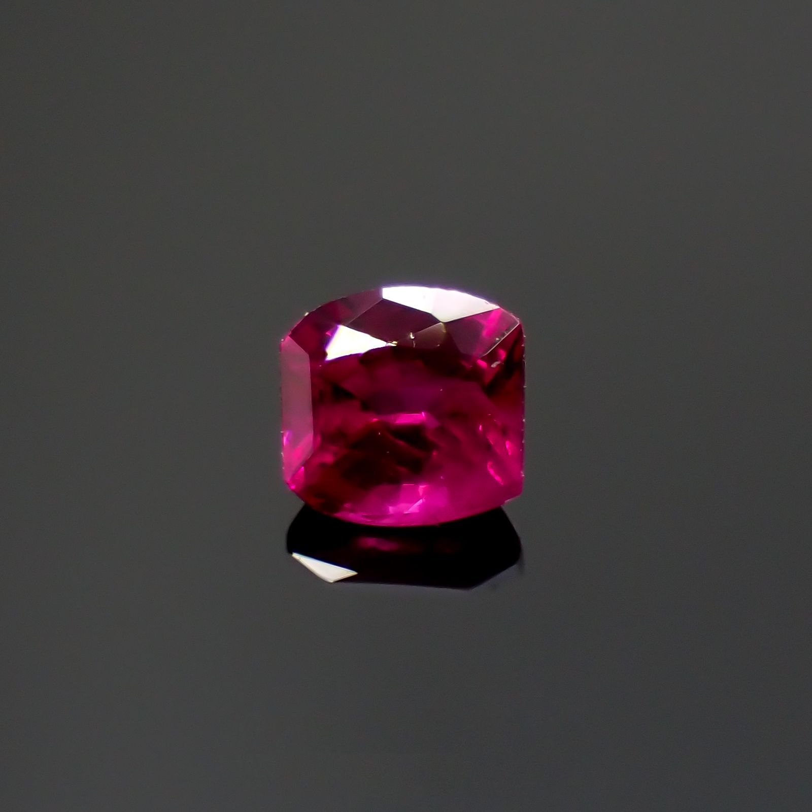 ルビー モザンビーク/ビルマ産 0.15ct[220616211]2.8x2.7mm前後