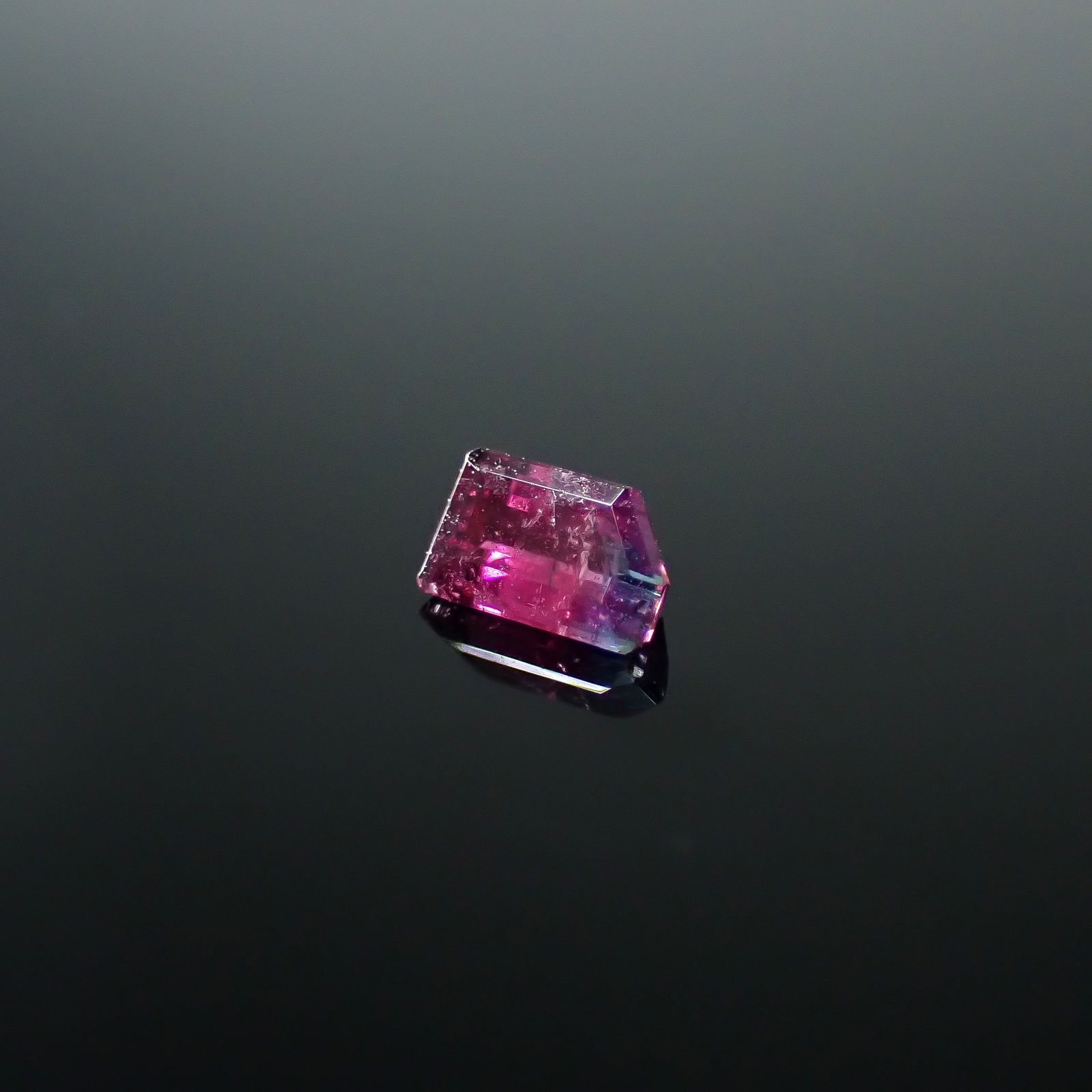 ◇カスタムカット◇バイカラーパライバトルマリン 非加熱(宝石名トルマリン/別名パライバ・トルマリン)ブラジル産 GIA鑑付 0.25ct / 4.86x2.98mm前後 [251031349]