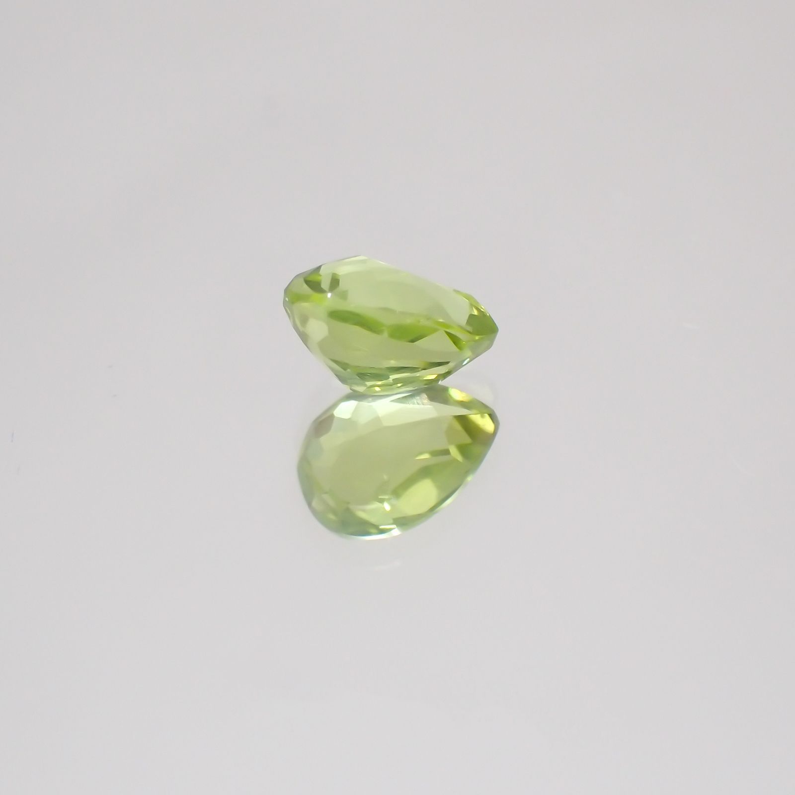 グリーンエンスタタイト(宝石名グリーン・エンスタタイト)カメルーン産 0.53ct 識別済[231224391]5.6x4.1mm前後
