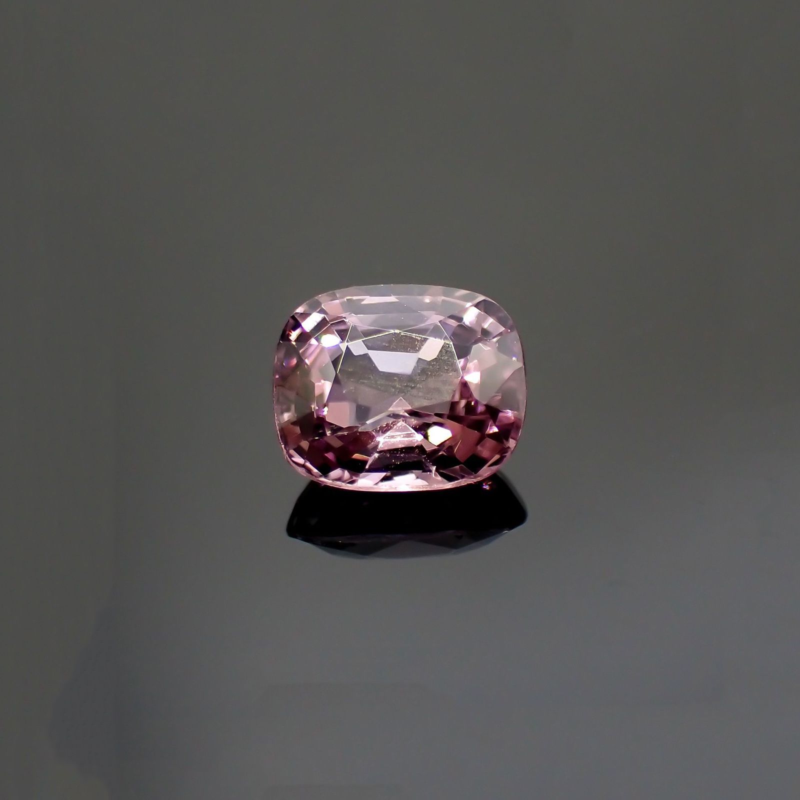 パープルスピネル(宝石名スピネル)ビルマ産 識別済 1.41ct / 7.3x6.2mm前後 [231124305]