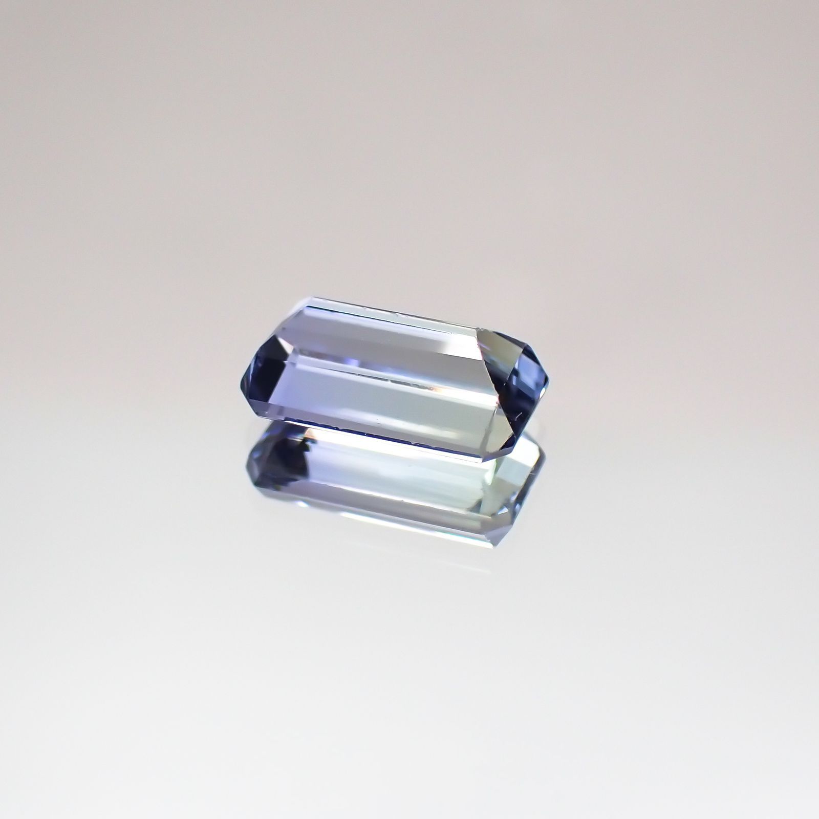 バイカラータンザナイト非加熱(宝石名バイカラー・ゾイサイト) タンザニア産 0.66ct 識別済[210610945]6.6×3.6mm前後