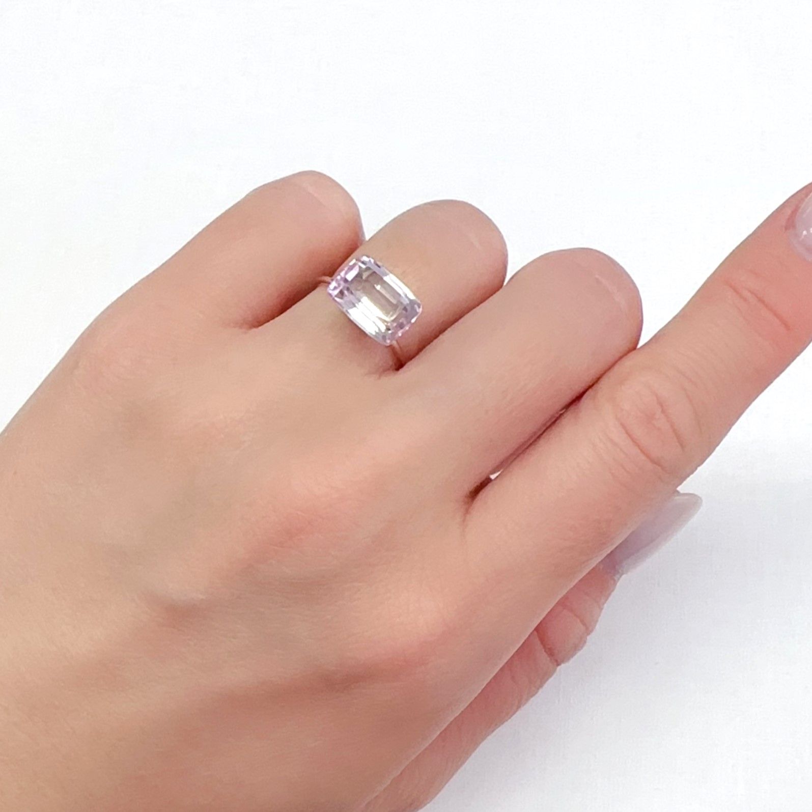 クンツァイト アフガニスタン産 4.73ct[231224715]10.8x7.8mm前後