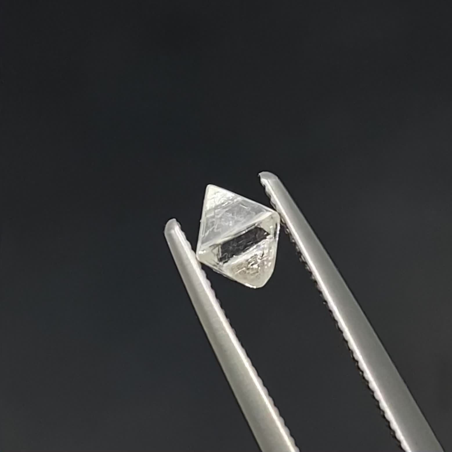 ソーヤブルダイヤモンド 原石(トライゴンあり/Trigon) ロシア産 0.59ct