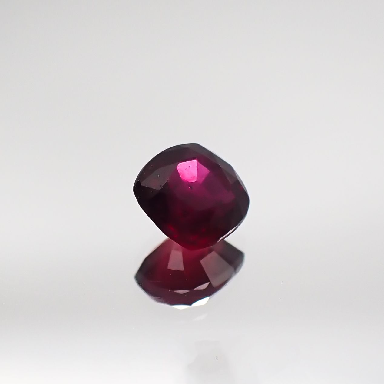ルビー 非加熱(宝石名ルビー) マダガスカル産 0.45ct 識別済[210711735]4.1×4.1mm前後