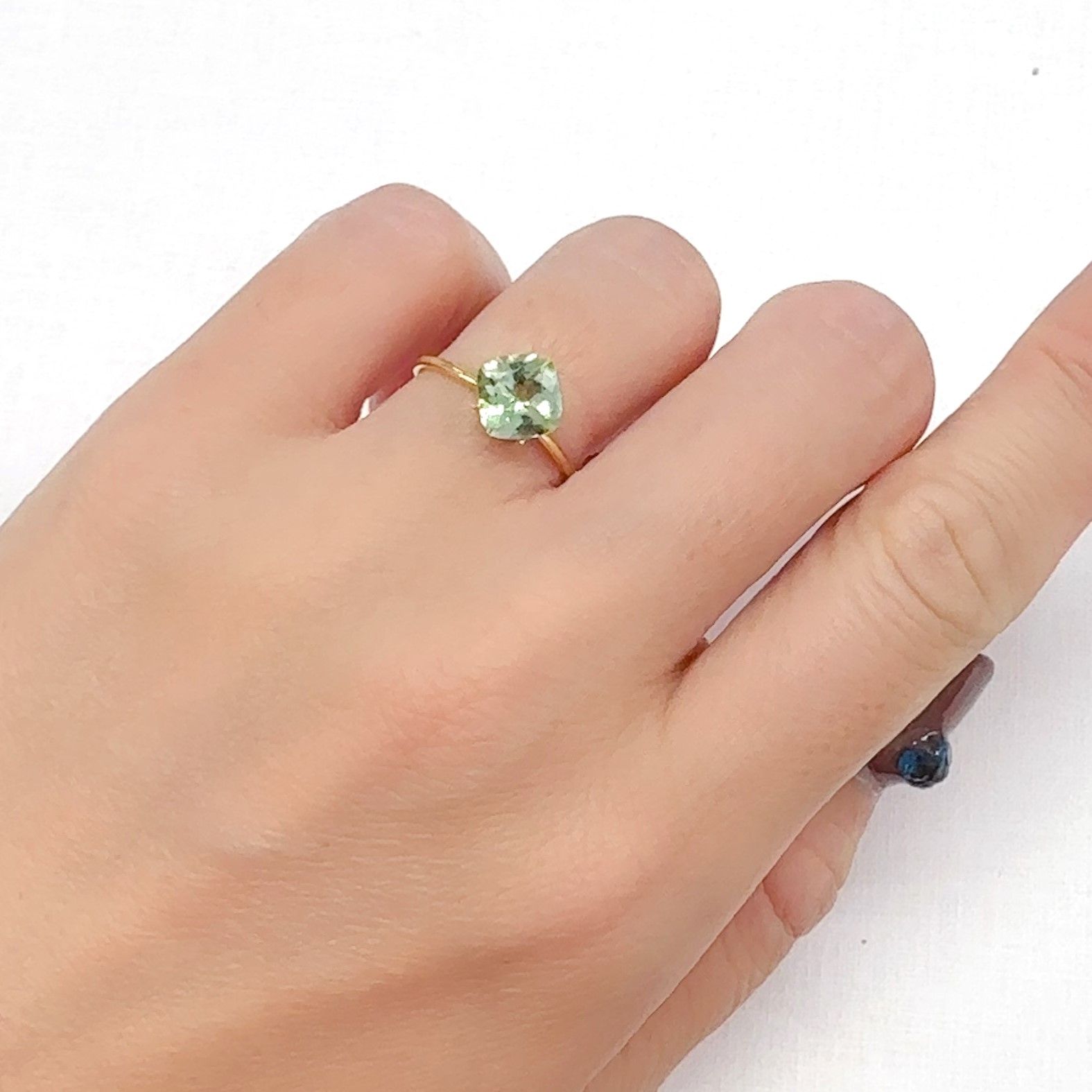 ペリドット(宝石名ペリドット)パキスタン/ノルウェー産 1.385ct ソ付(彩珠)[240728515]7.2x7.1mm前後