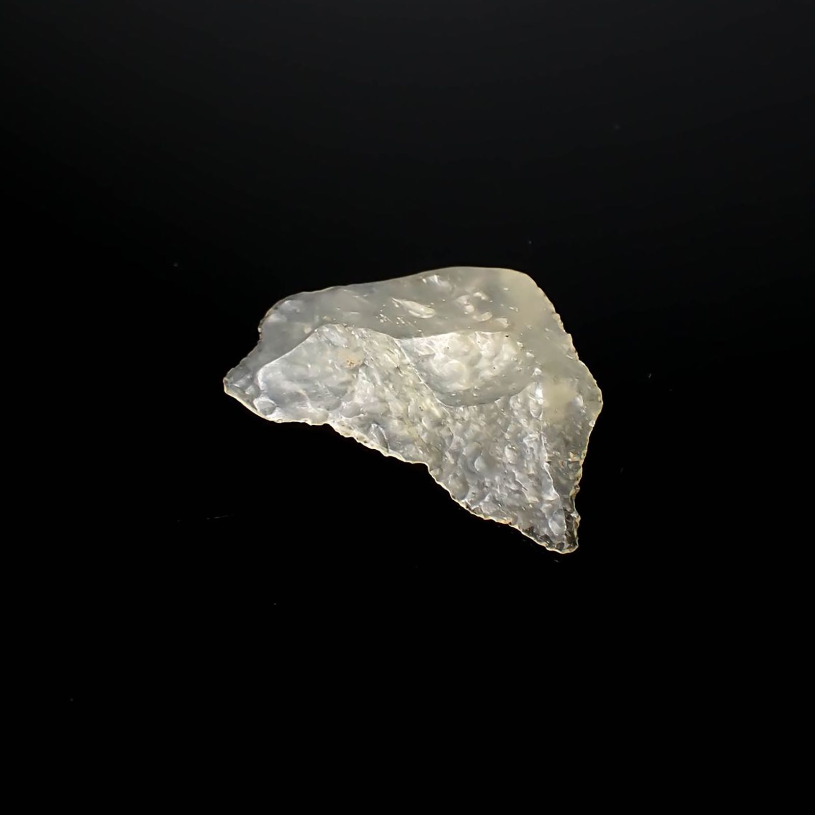 リビアングラス 原石 発見地：エジプト・リビア砂漠 13.46ct / 32.9x21.3mm前後 [260729284]