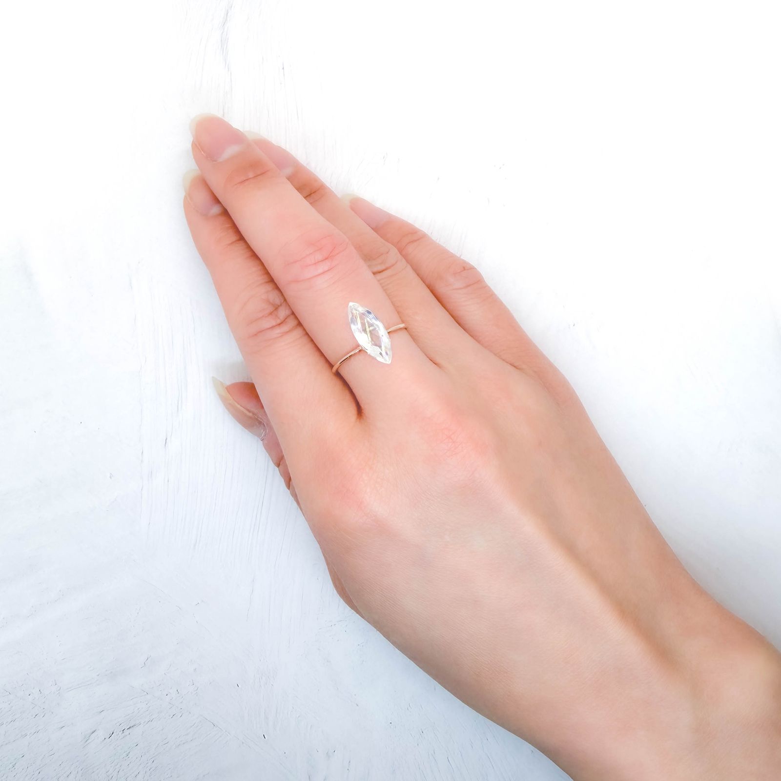 マラウイムーンストーン マラウイ共和国産 2.32ct / 14.4x5.9mm前後 [260331809]