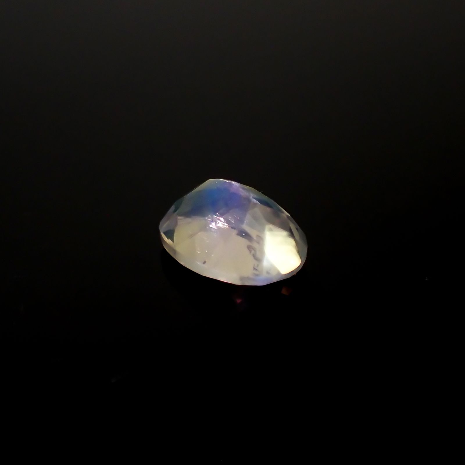 レインボームーンストーン インド・タミルナードゥ産 0.82ct[231224466]7.3x5mm前後