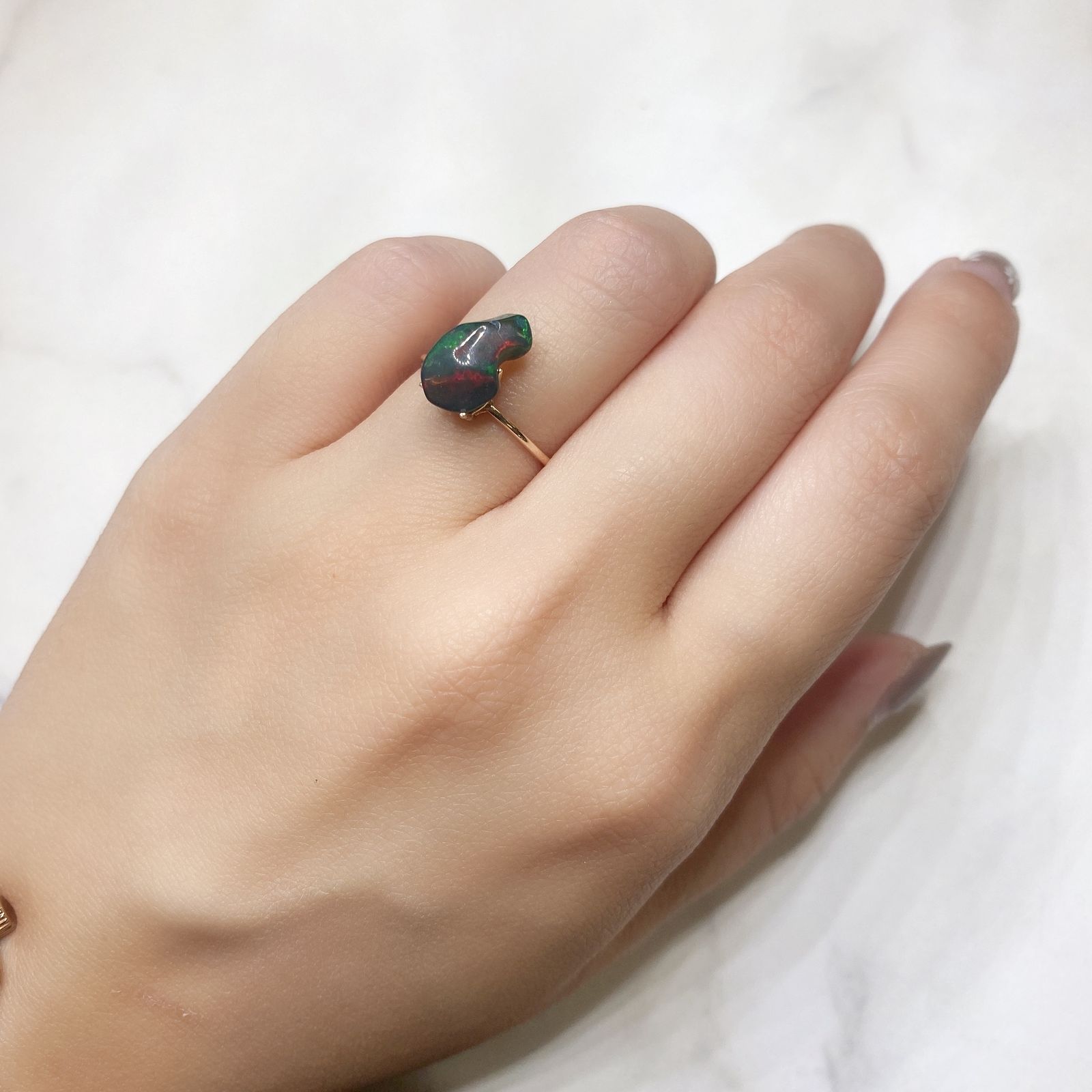 ◇バロック型◇ブラックオパール(宝石名オパール/加熱処理) エチオピア産 1.55ct 識別済[211013505]12×6.3mm前後 | TOP  STONE(トップストーン)