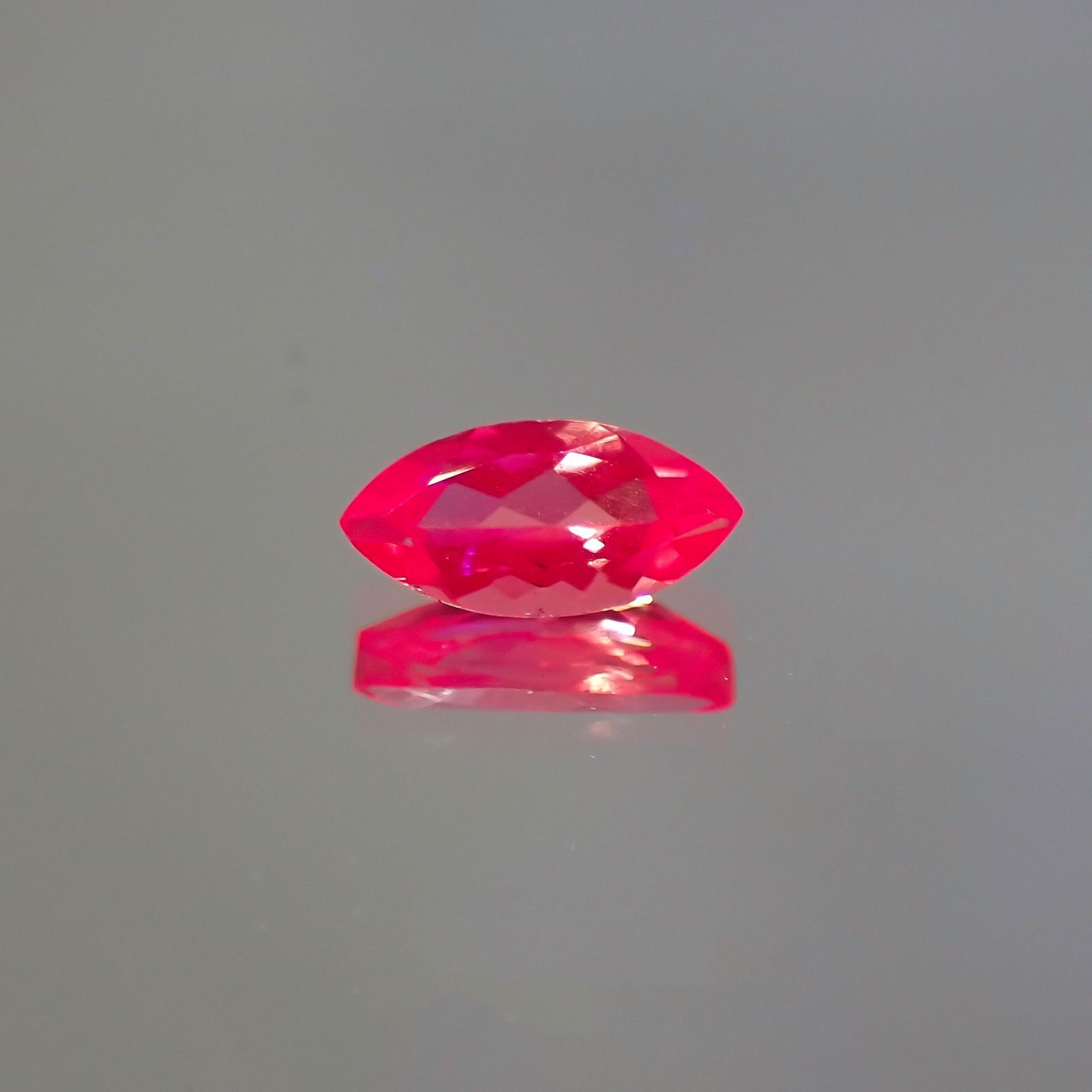 ホットピンクスピネル(宝石名ピンク・スピネル)タンザニア産 0.44ct 識別済[230823042]7.2x3.5mm前後