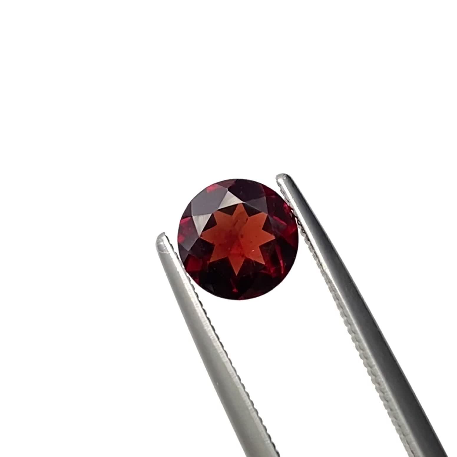 パイラルスパイトガーネット モザンビーク産 1.24ct / 6.6x6.6mm前後