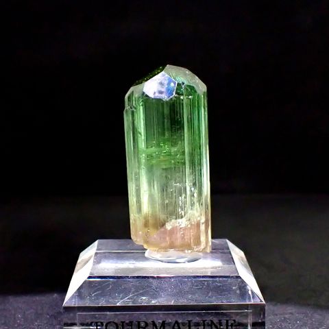 トルマリン柱状結晶原石 アフガニスタン・クナル州産 アクリル台座付き 95.18ct(19.03g) / 13.3x18.2x41.1mm前後 [260632365]