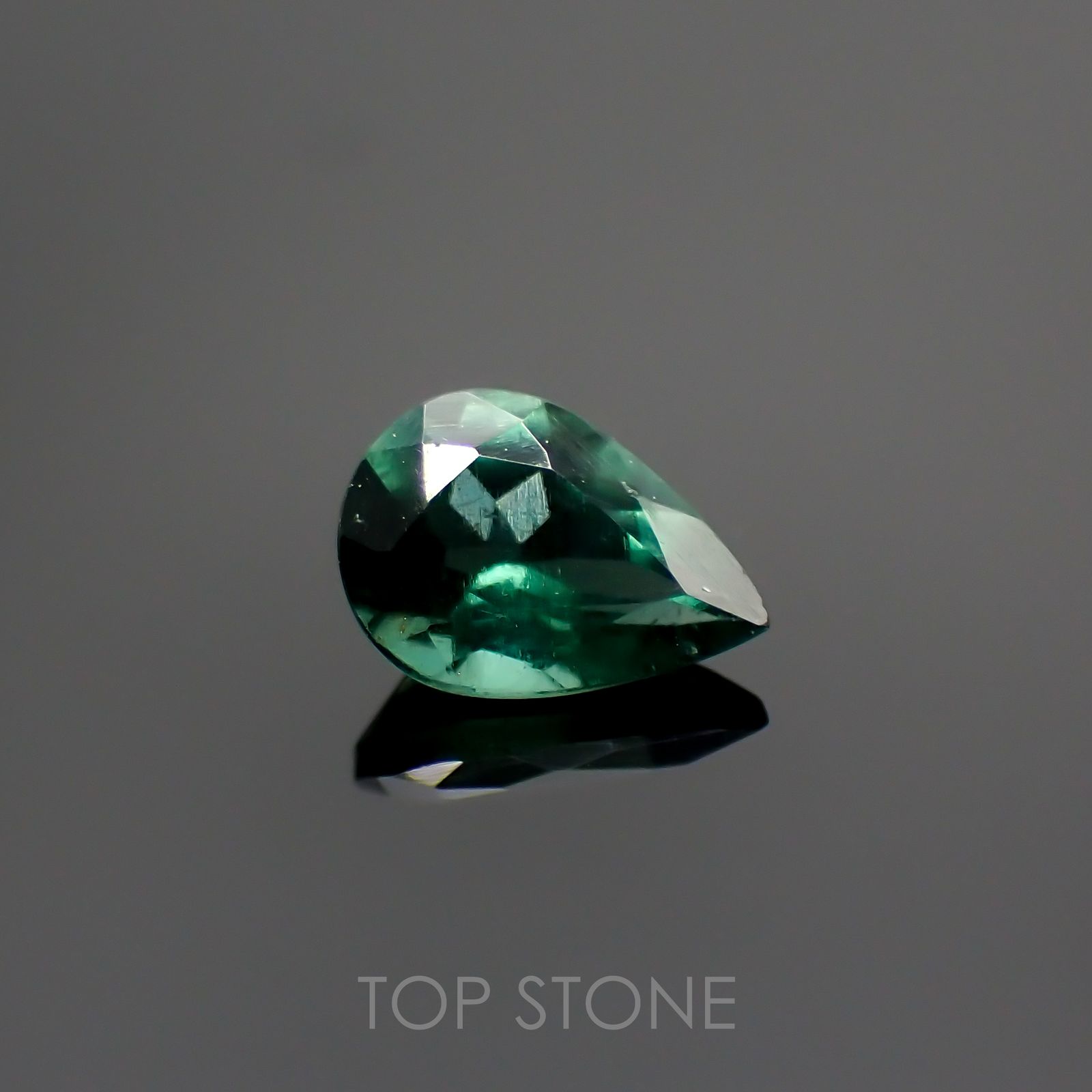 グリーンアパタイト(ノーブルモロキサイト)(宝石名アパタイト) マダガスカル産 0.39ct 識別済[210813145]5.7×4.1mm前後