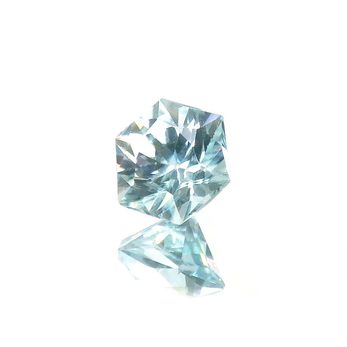 ◇ヘキサゴンカット◇アイスブルージルコン(宝石名ジルコン)カンボジア産 0.84ct 識別済[220717167]4.9x4.8mm前後