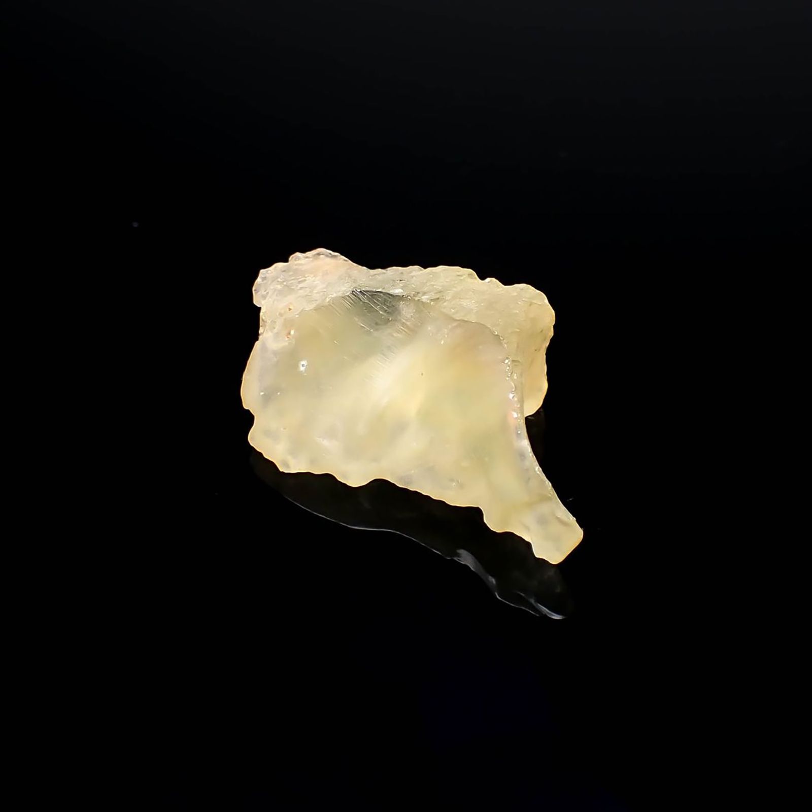 リビアングラス 原石 発見地：エジプト・リビア砂漠 16.85ct / 26.5x18.7mm前後 [260729282]