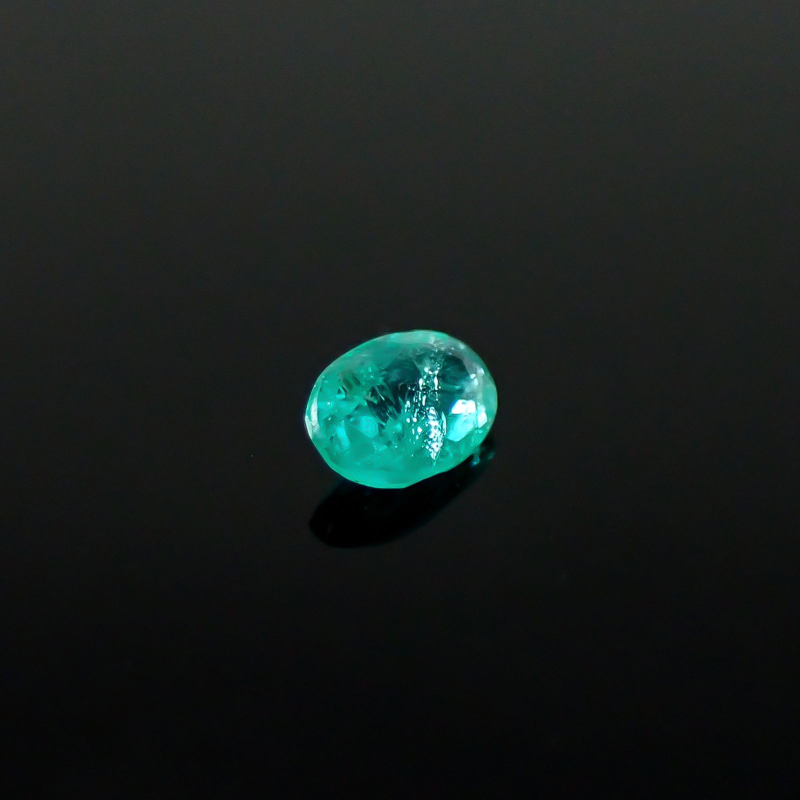 パライバトルマリン ブラジル・パライバ州バターリャ鉱山産 0.11ct / 3.8x2.7mm前後 [250931082]