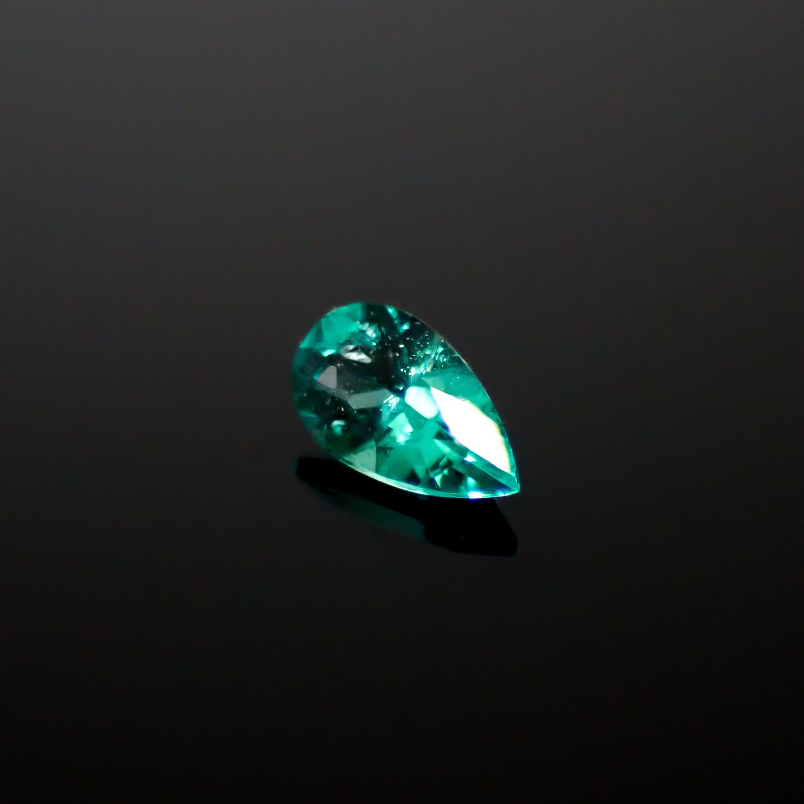 パライバトルマリン ブラジル・ムルング鉱山産 0.10ct[240928754]4.3x2.4mm前後