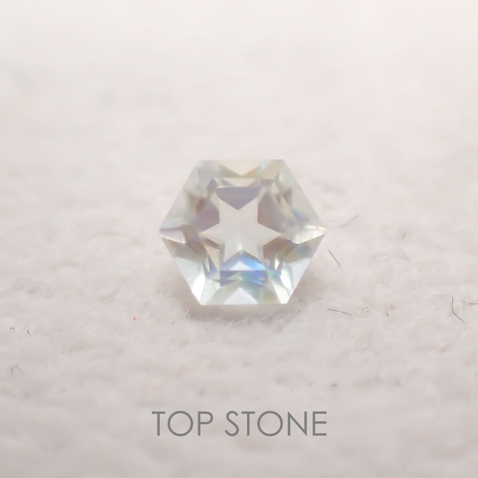 ◇ヘキサゴンカット◇レインボームーンストーンSA(宝石名アンデシン・ラブラドライト) インド・タミルナードゥ産 0.28ct 識別済[21059516]4×4mm前後