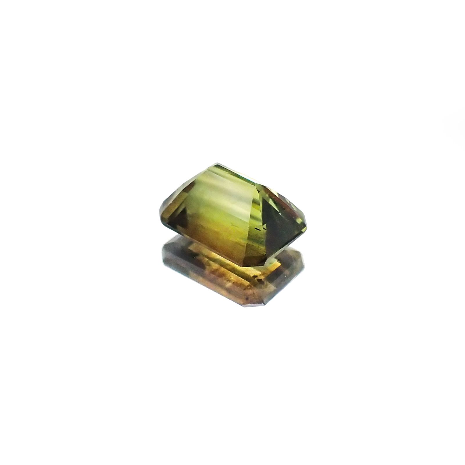 ゴールドシーンサファイア 非加熱(宝石名シーン・サファイア)ケニア産 ソ付(彩珠) 1.183ct / 6.6x4.9mm前後 [231023911]
