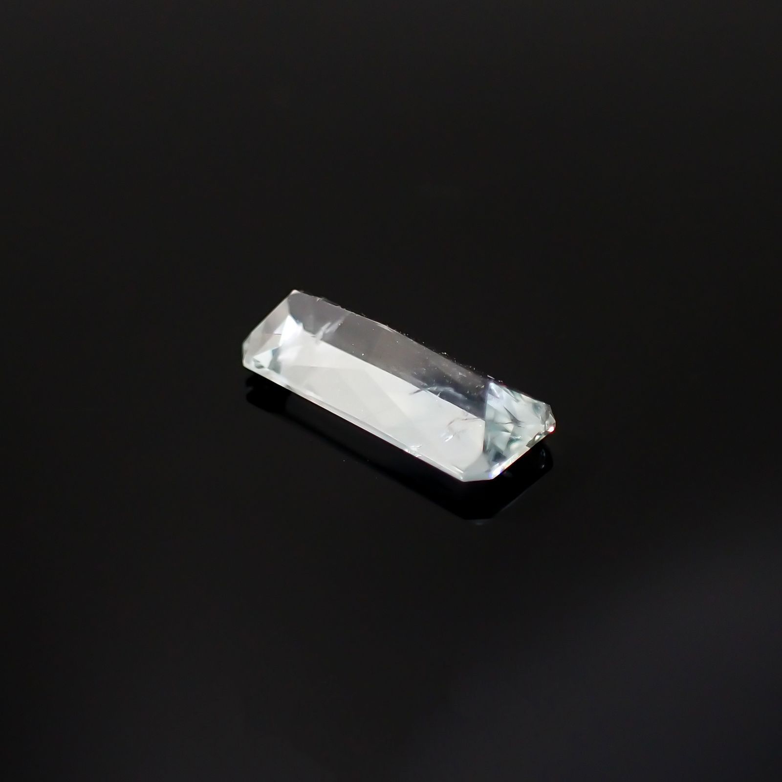 ジェレメジェバイト(宝石名エレメジェバイト)ナミビア産 1.084ct ソ付(彩珠)[220616456]10x4.2mm前後