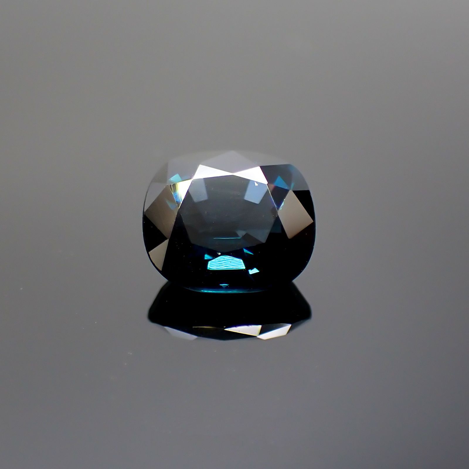 ブルースピネル(宝石名ブルー・スピネル)スリランカ産 1.450ct ソ付(彩珠)[231224449]7.1x6.2mm前後
