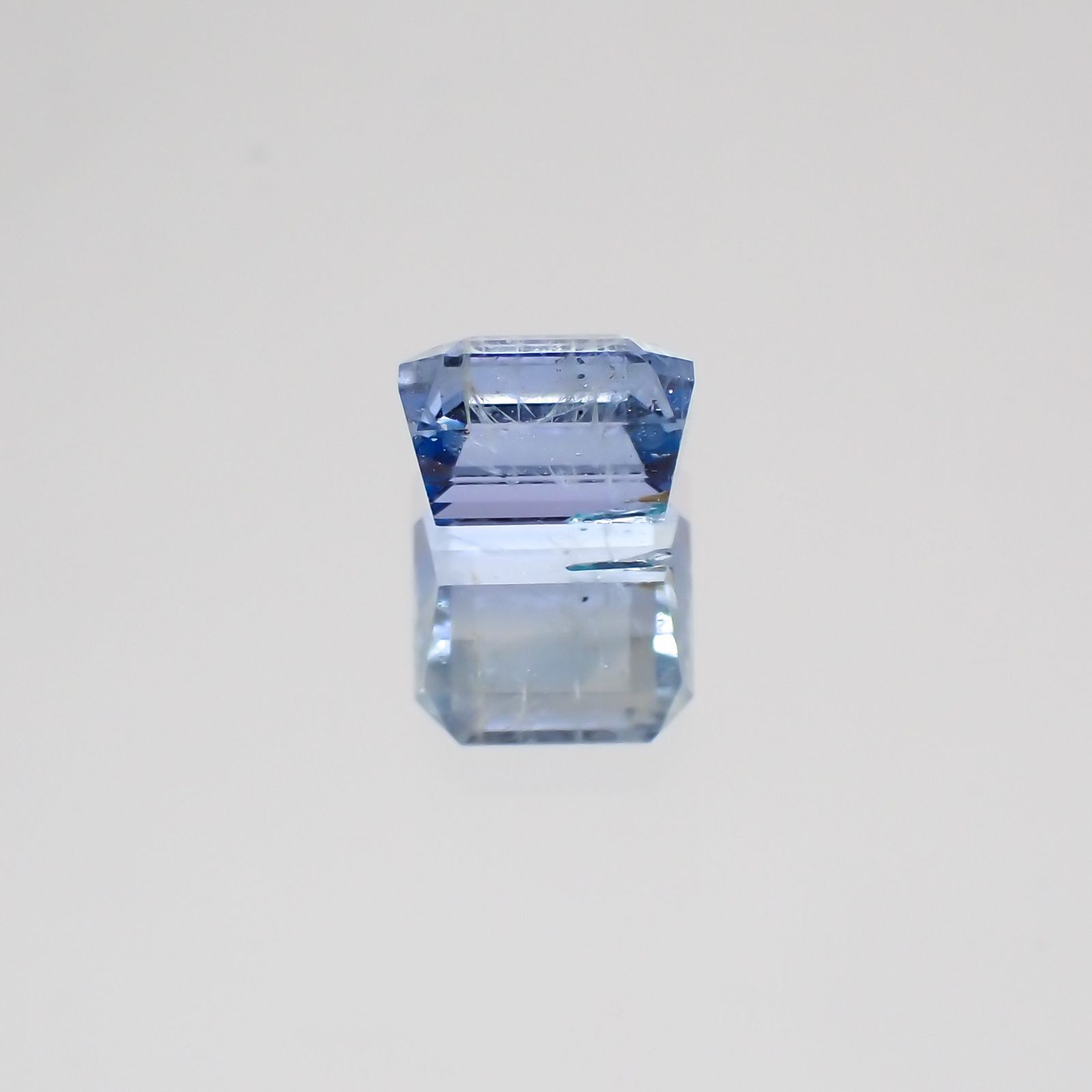 ジェレメジェバイト(宝石名エレメジェバイト)ナミビア産 0.508ct ソ付(彩珠)[220717078]4.6x4.3mm前後