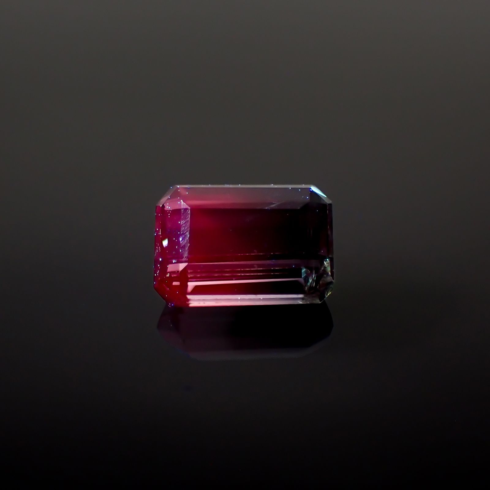 バイカラースピネル フルオレッセンス タンザニア/マダガスカル産 0.97ct[230722679]6.3x4.3mm前後