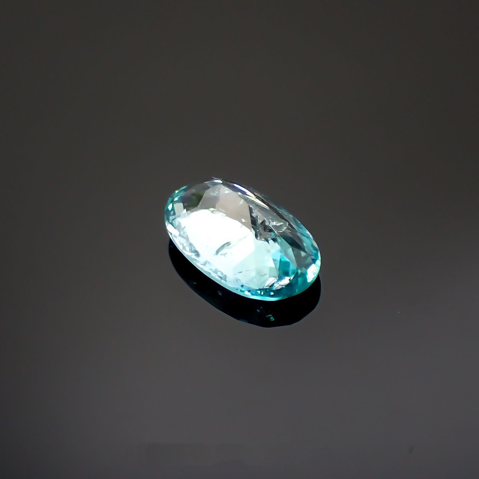 ユークレース(宝石名ユークレース)ブラジル産 ソ付(彩珠) 1.423ct / 9.7x6mm前後 [220616450]