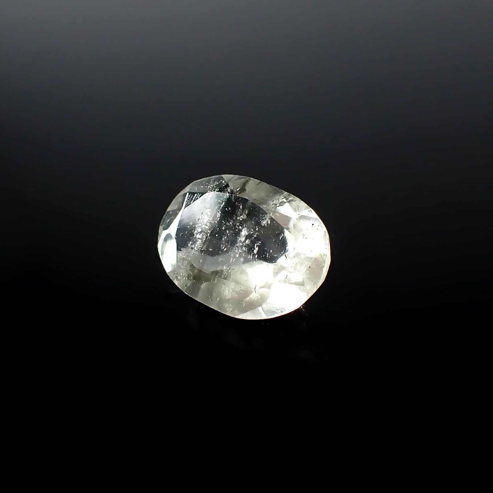リビアングラス 発見地：エジプト・リビア砂漠 1.64ct / 10.5x7.2mm前後 [251131309]