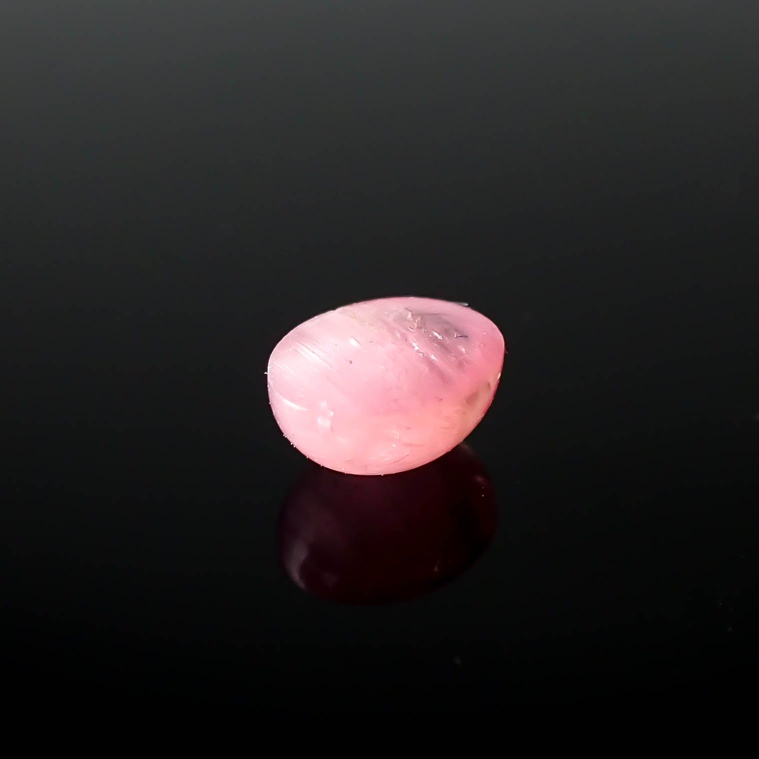 ペツォッタイトキャッツアイ（ラズベリル）(宝石名ペツォッタイト・キャッツアイ)マダガスカル産 0.566ct ソ付(彩珠)[240125875]5.3x4.1mm前後