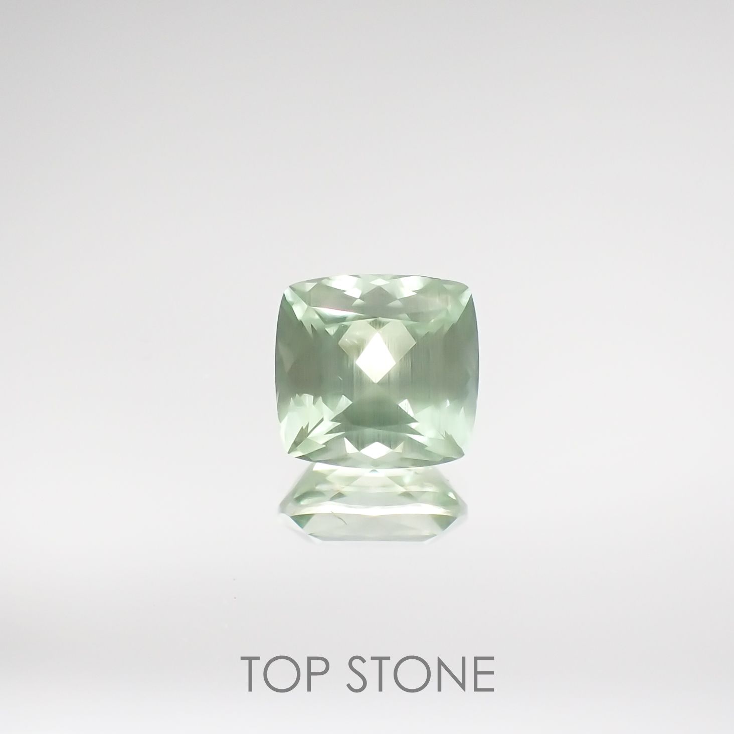 コーネルピン(宝石名グリーン・コーネルピン) タンザニア産 0.910ct ソ付(彩珠)[210711696]5.7×5.4mm前後