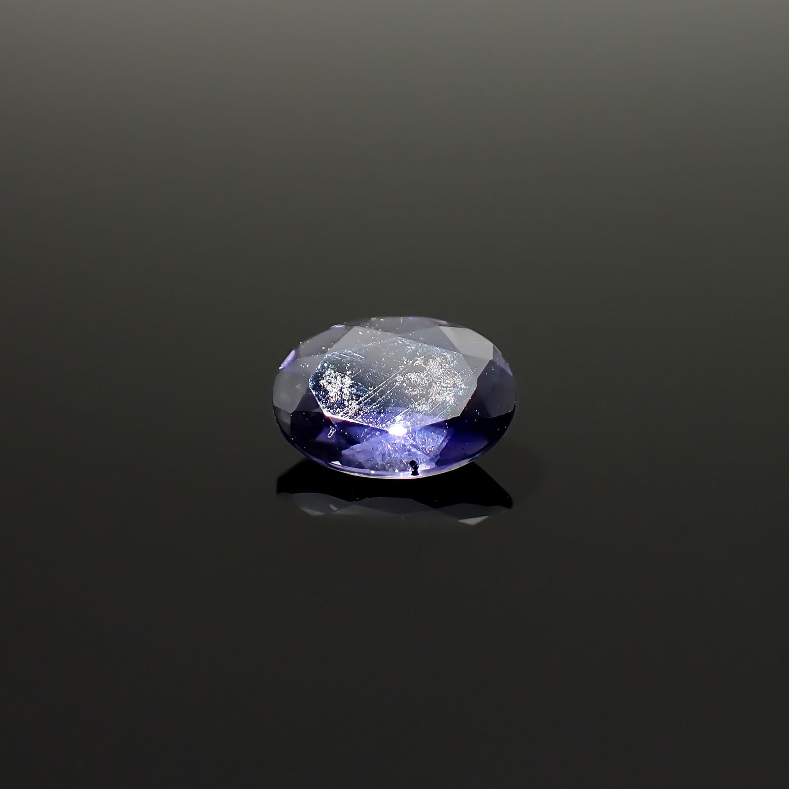アイオライトサンストーン インド/ブラジル産 0.55ct / 7x5mm前後 [260932634]