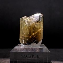 ゾイサイト原石 タンザニア産 アクリル台座付き 191.64ct(38.32g) / 16.5x25.2x35mm前後 [260632371]